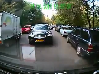Лобовое на узкой улочке 