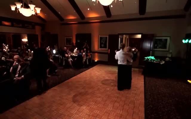 Неожиданно крутой танец на свадьбе 