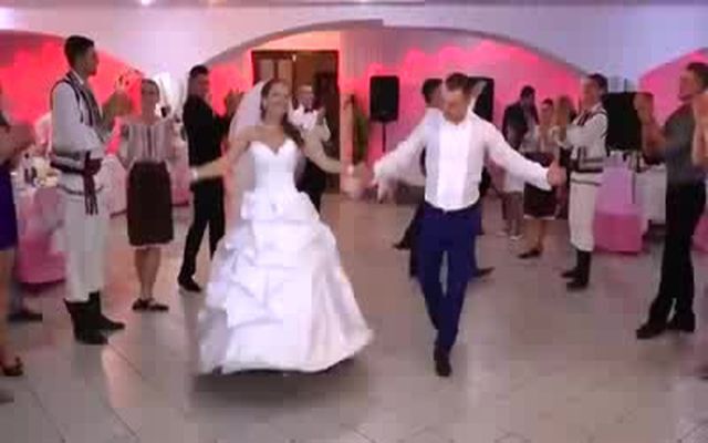 Очень позитивный танец на молдавской свадьбе 