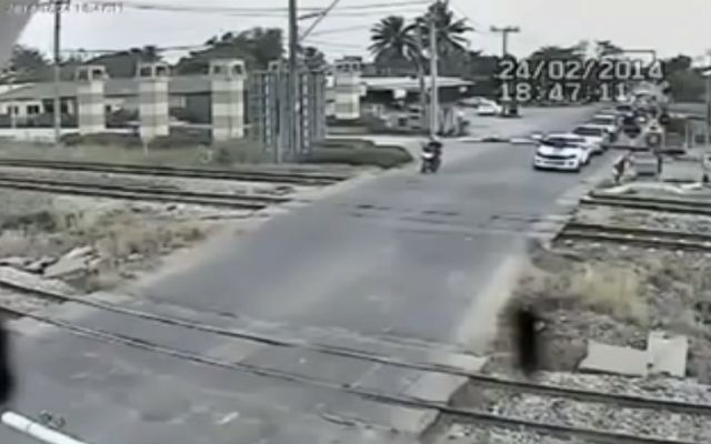 Парень на мопеде погиб при столкновении с поездом 