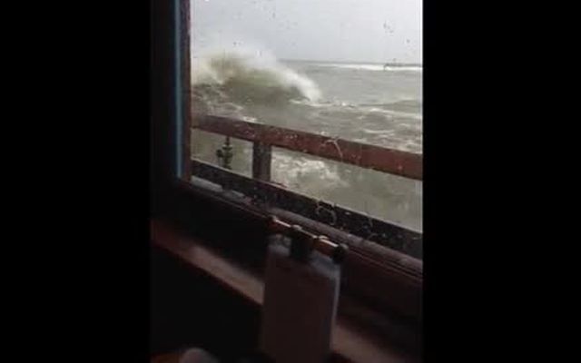 Ресторан на воде против штормовых волн 