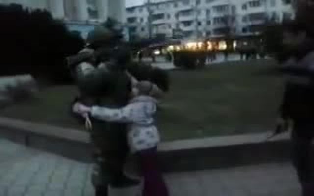 Российский солдат и местный ребенок в Крыму 