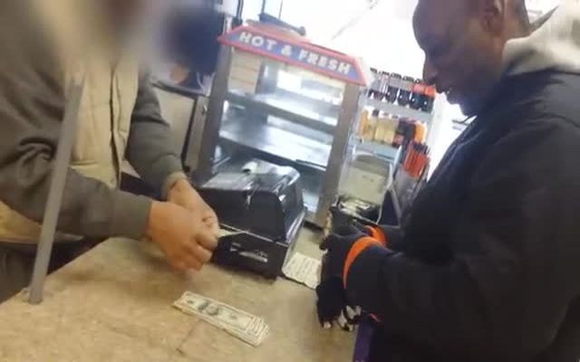 Бездомный выиграл $1000 в лотерее 
