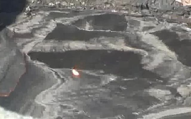 Реакция вулкана на брошенный камень 