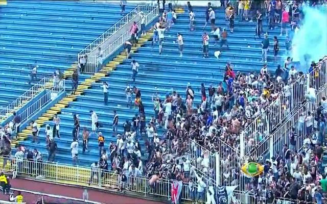 Жесткая массовая драка футбольных фанатов в Бразилии 