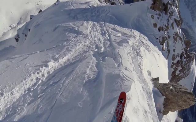 Опасный спуск на соревнованиях по горным лыжам 