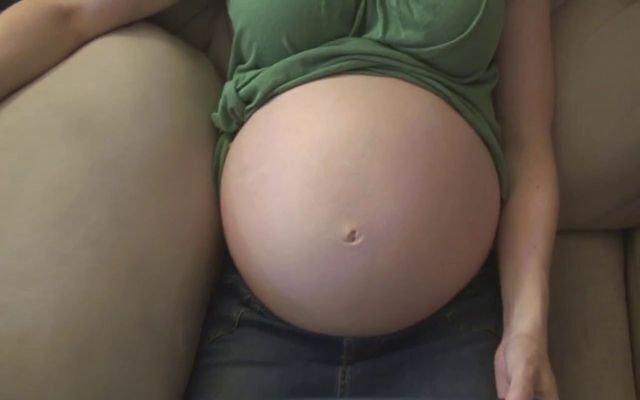 Малыш в животе у матери на 37-ой неделе беременности  