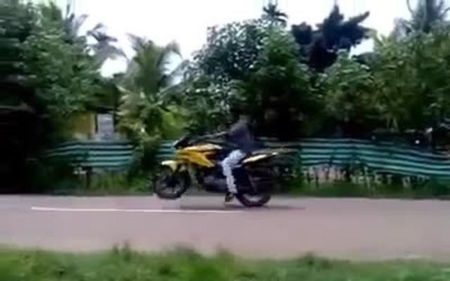 Мотоциклист учится вставать на дыбы 
