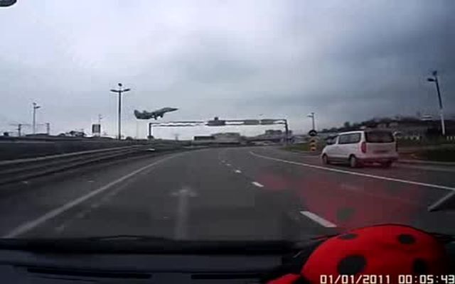Миг-29 идет на посадку над дорогой в Сочи 