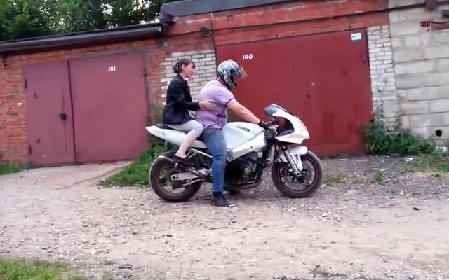 Пьяная девушка упала с мотоцикла 