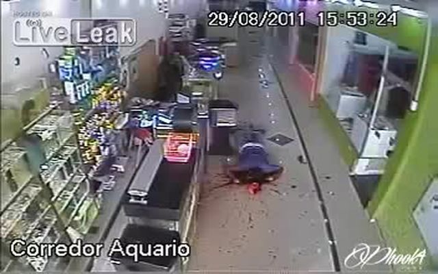 Жесточайшее уничтожение грабителя в магазине 