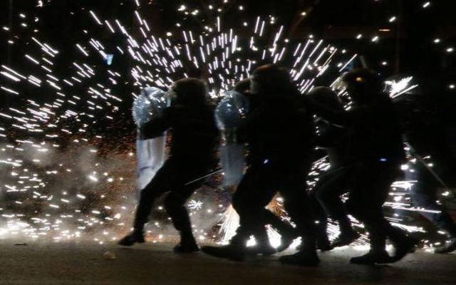 70 полицейских получили ранения в ходе антиправительственных протестов в Мадриде 