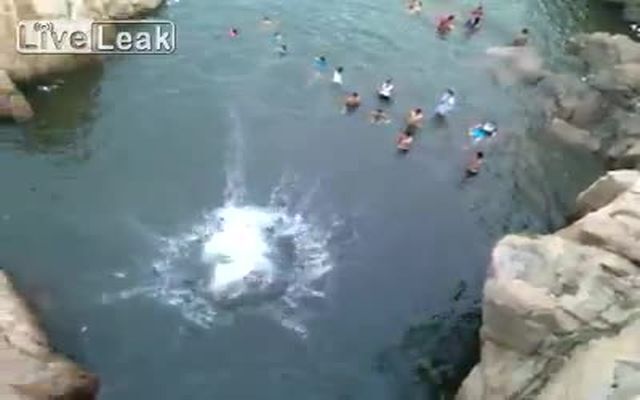 Шикарный прыжок рыбкой с моста в воду 
