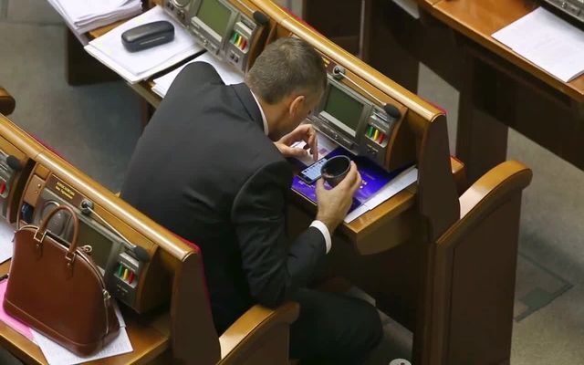 Депутат поел борща в парламенте  