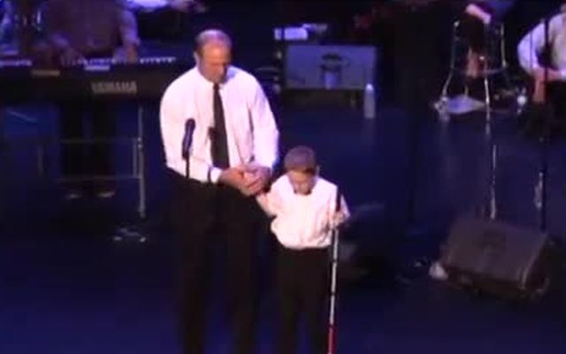 10-летний слепой мальчик аутист растрогал всех чудесной песней 