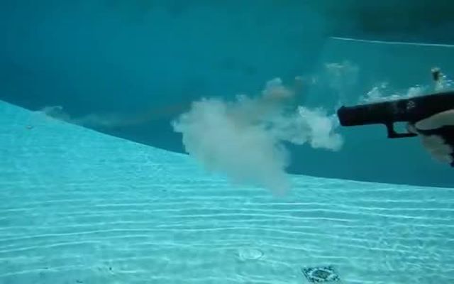 Стрельба из Glock 17 под водой 