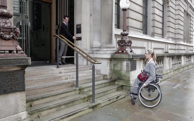 Выдвижной лифт для инвалидов-колясочников 