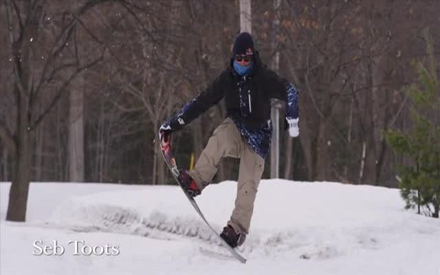Профессиональный сноубордист показывает класс 