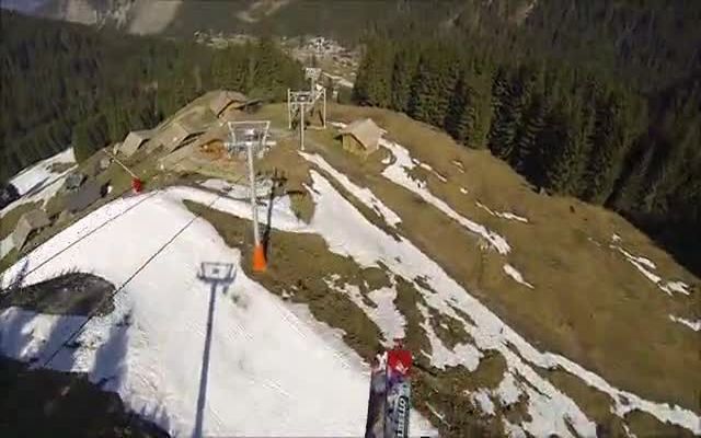 Сумасшедший трюк парашютиста на лыжах 