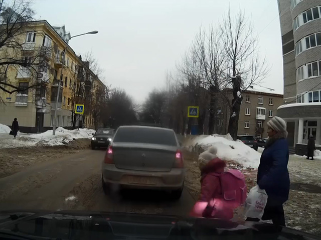 Как не надо переводить детей через дорогу 