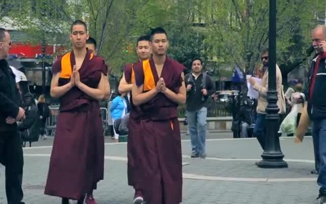 Тибетские монахи танцуют брейк 