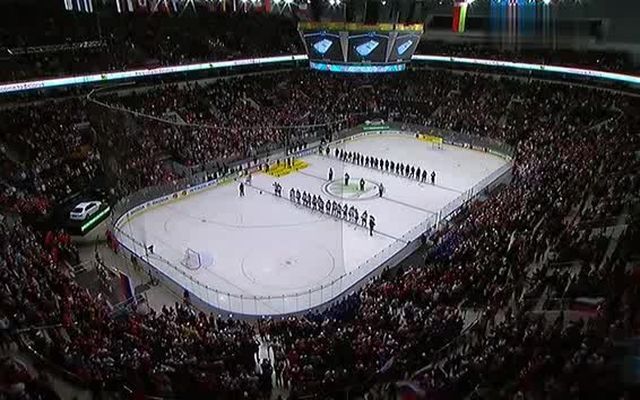 Весь стадион поёт гимн России 