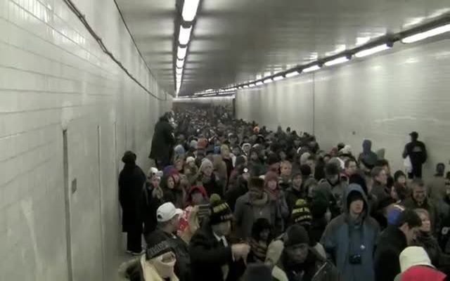 Тысячи людей в тоннеле поют хором 