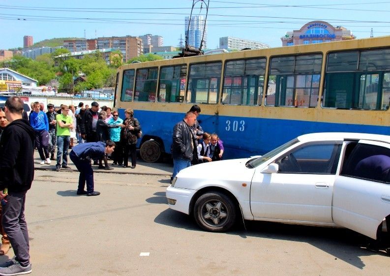 Во Владивостоке трамвай сошёл с рельсов и отрезал мужчине ноги
