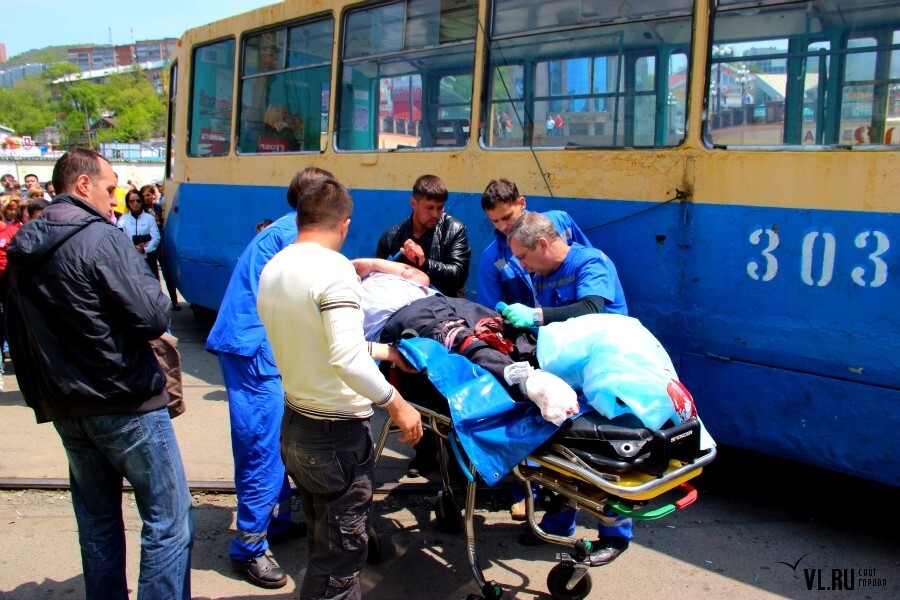 Во Владивостоке трамвай сошёл с рельсов и отрезал мужчине ноги