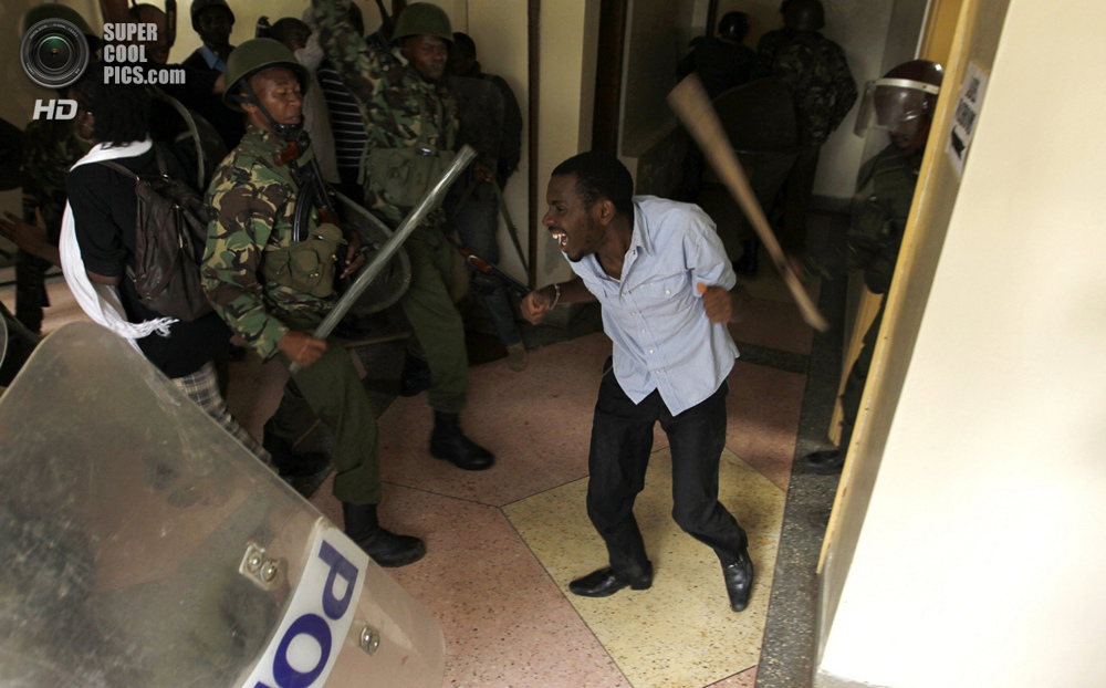 Избиение кенийских студентов полицией