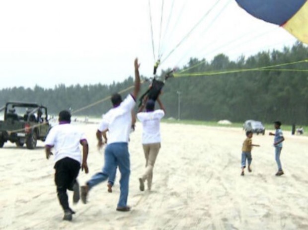 Родители заставили 11-месячного ребенка полетать на парашюте
