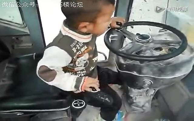 Пятилетний китайский ребенок работает на бульдозере 