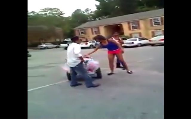 Темнокожие девушки избивают продавца мороженого 