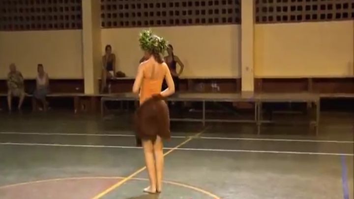 Традиционный танец девушек Таити 