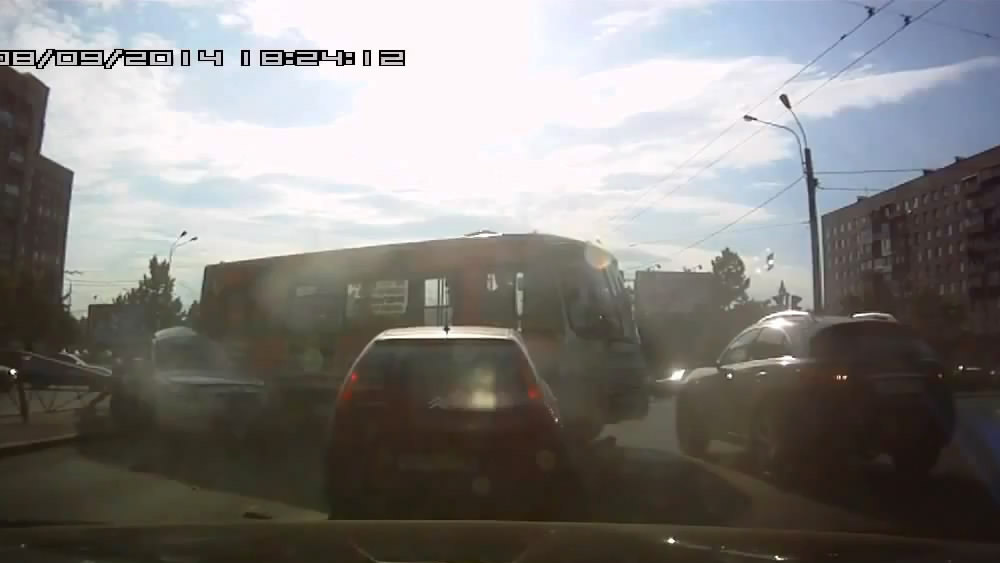 В СПб автобус пролетел на красный 