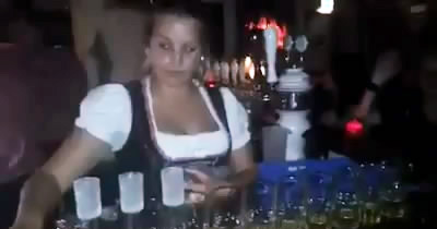 Супер девушка-бармен 