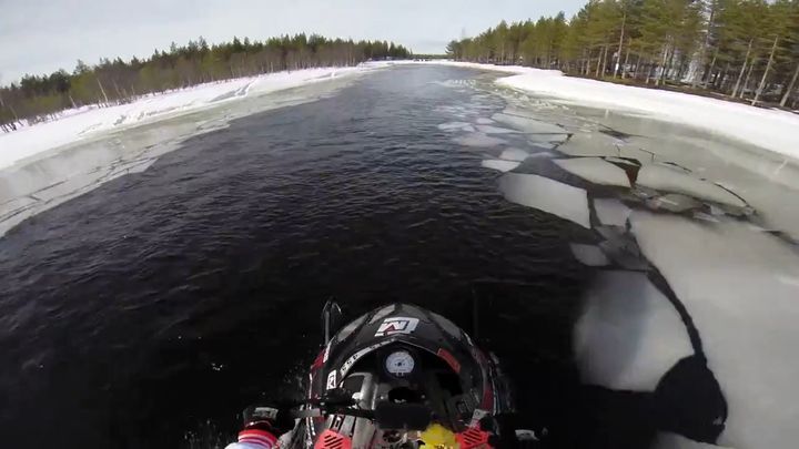 Езда на снегоходе по реке 