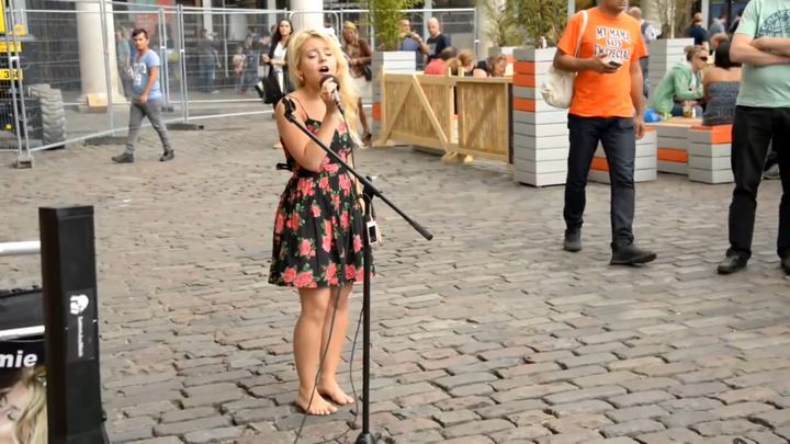 Талантливая босоногая уличная певица 