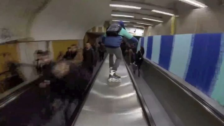 Роллер в парижском метро  