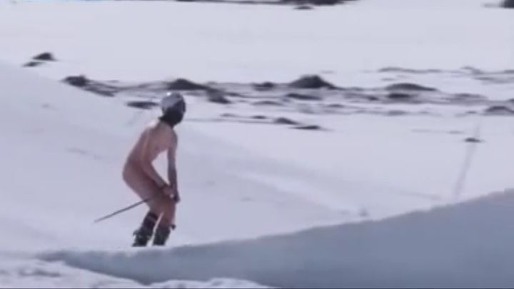 Голый лыжник прыгнул с 30-метрового трамплина 