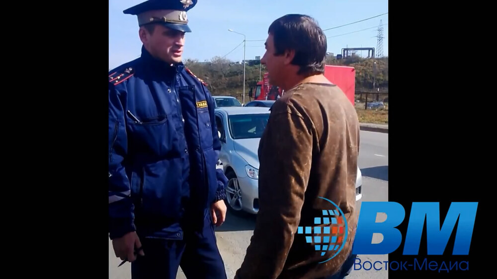 Полицейские во Владивостоке с дракой задержали собственного коллегу 