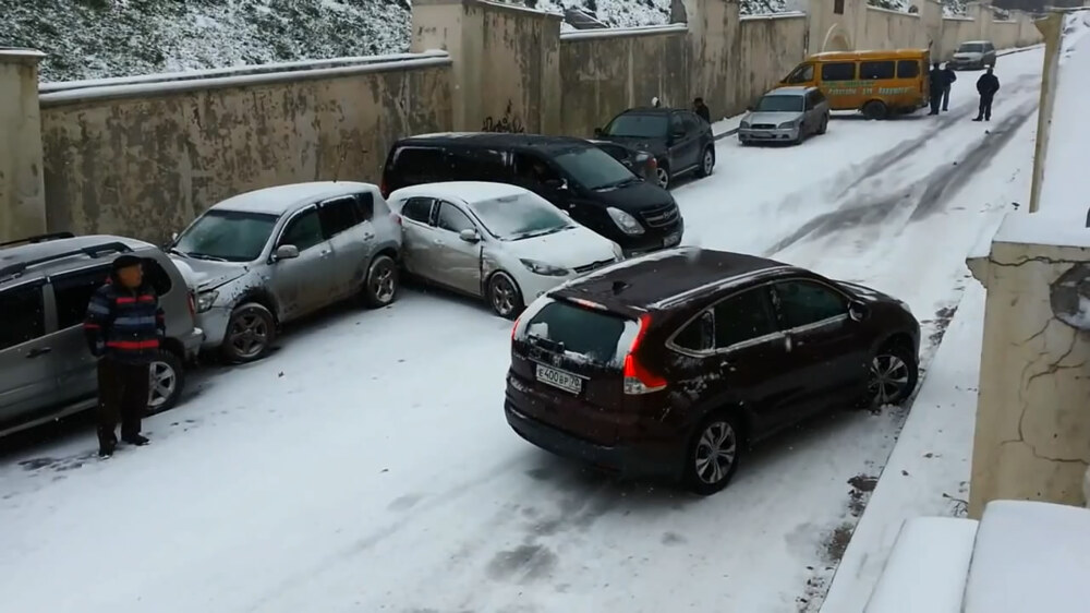 Снегопад и гололед практически парализовали движение в Томске 