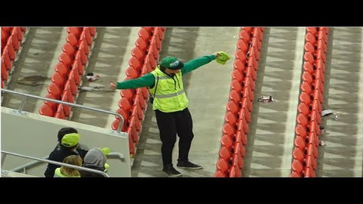 Танцующий стюард «взорвал» стадион на матче Россия-Молдова  