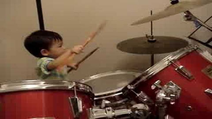 2-летний мальчик играет на барабанах 