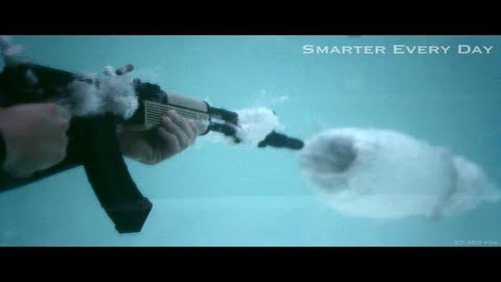 Стрельба из AK-47 под водой. 27,450 кадров в секунду 