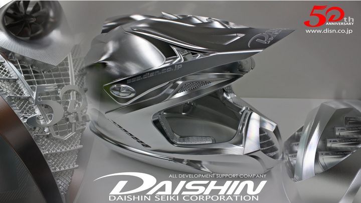 Мотоциклетный шлем из цельного куска алюминия 