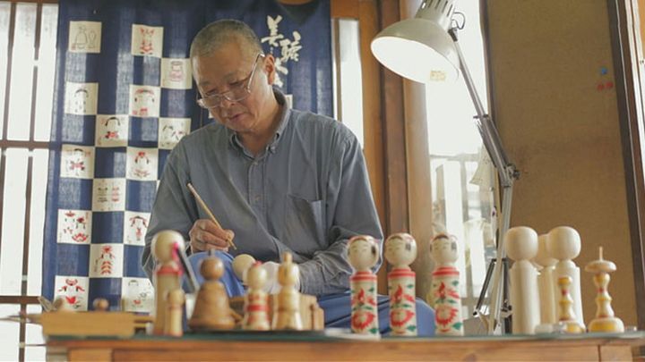 Мастер создаёт уникальную деревянную куклу 