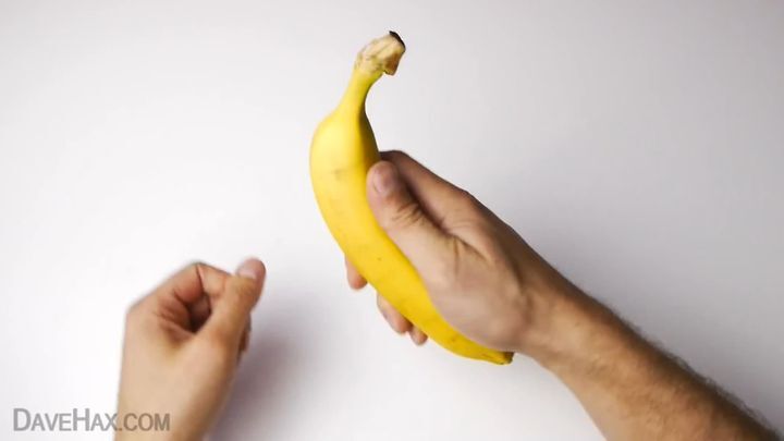 Как нарезать банан, прежде чем очистить его от кожуры 