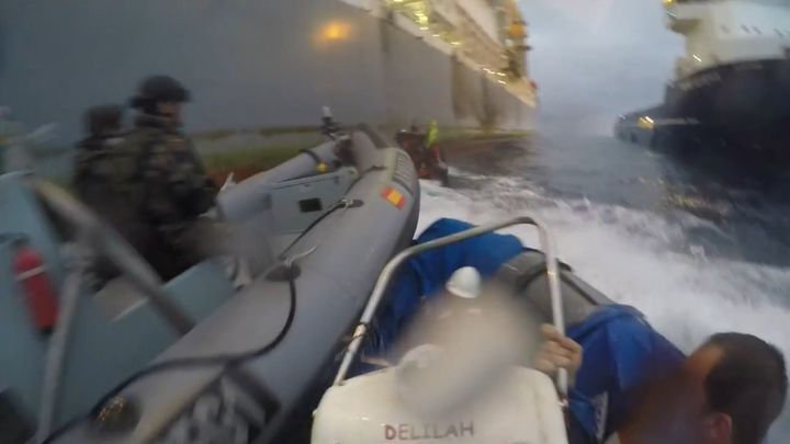 Испанские военные протаранили лодки активистов Greenpeace 