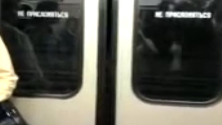Почему в метро нельзя прислоняться к дверям 